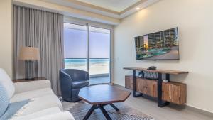 Splash in The New Lazy RiverStay in Modern Luxury Encantame Viento 303