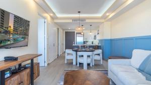 Splash in The New Lazy RiverStay in Modern Luxury Encantame Viento 303