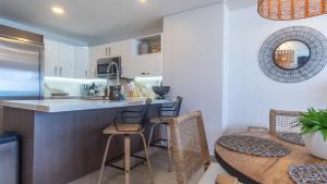 Exceptional one bedroom condominium Viento 803 - Encantame Towers
