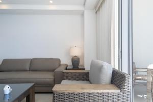 Splash in The New Lazy RiverStay in Modern Luxury Encantame C-403