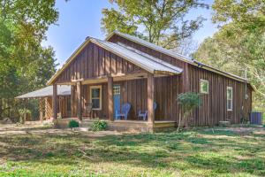 Smart TV and Spacious Yard Peaceful Pope Retreat
