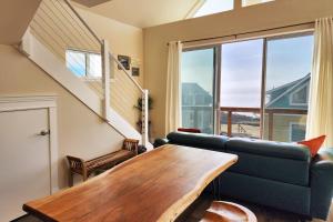 Ocean View! Charming Home with Loft, Sleeps 6! Secluded Searose