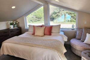 Ocean View! Charming Home with Loft, Sleeps 6! Secluded Searose