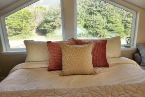 Ocean View! Charming Home with Loft, Sleeps 6! Secluded Searose