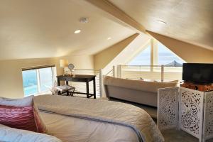 Ocean View! Charming Home with Loft, Sleeps 6! Secluded Searose