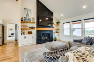 Close to Ocean Beaches, Hot Tub! Fire Pit! Dog Friendly! Seas the Moment