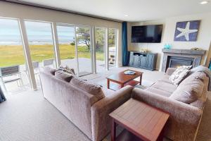 Ocean Front, Amazing Views! Hot Tub! Sandy Seclusion