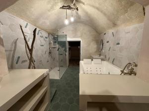 Suite secrète avec jacuzzi ambiance romantique