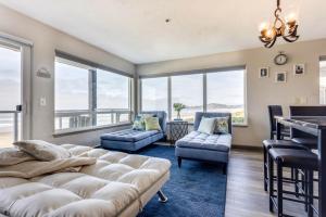 Ocean Front Condo, View of Lighthouse, Nye Beach! Nye Beacon