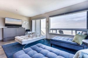 Ocean Front Condo, View of Lighthouse, Nye Beach! Nye Beacon