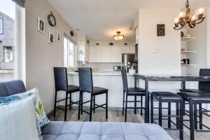 Ocean Front Condo, View of Lighthouse, Nye Beach! Nye Beacon