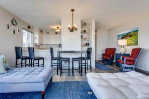 Ocean Front Condo, View of Lighthouse, Nye Beach! Nye Beacon