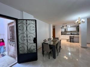 Bright Apt w Garden Near Food Ct