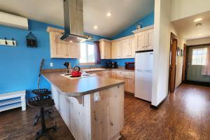 Ocean View, Walk to Everything! Dog Friendly! Wheelhouse Cottage