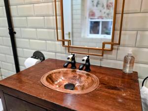 The New Inn by Roomsbooked