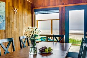 Ocean Front Home on Sandy Beach! Tidal Destination