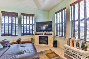 Retreat Steps to Beach Firepit Family Fun