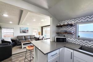 Alsea Bay Cottage with Hot Tub! The Retreat