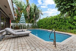 Bright Fort Lauderdale Villa with Private Heated Pool, Modern Décor and Palm-Lined Outdoor Oasis