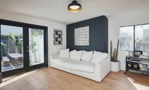 Renovated 3 Bedroom Venice Bungalow with Outdoor Oasis