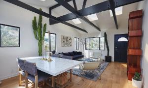 Renovated 3 Bedroom Venice Bungalow with Outdoor Oasis