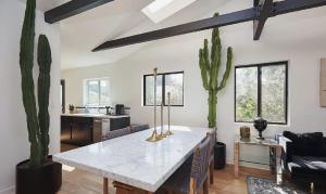 Renovated 3 Bedroom Venice Bungalow with Outdoor Oasis