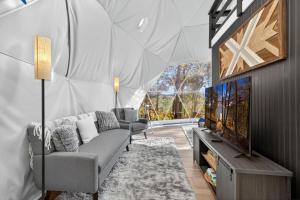 Glamping dome w deck & views