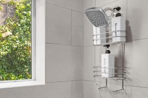 Philly Zoo Queen Suite - Apartment with Fireplace & Parking Available