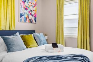 Philly Zoo Queen Suite - Apartment with Fireplace & Parking Available