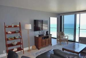 Oceanfront Two Bedroom Condo with Panoramic Views