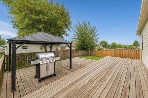 Bright 6BR Near Niagara Falls with BBQ Yard