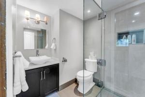 Bright 6BR Near Niagara Falls with BBQ Yard