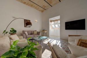 Villa Josette with Pool Table and Garden by Haven and Keys Malta