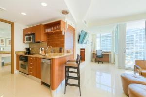 AKA Hotel Stunning Views w- Free parking