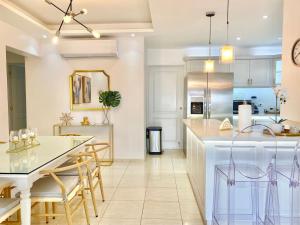 Stylish 3BR Condo, Full AC, Wi-Fi