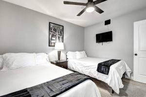 8 Large Bedrooms Hot Tub Game Lounge