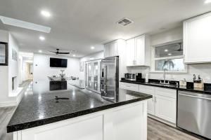 12 Large Bedrooms Waterfall Game Lounge