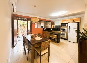 Triplex 3 Suites com Jacuzzi em Canto Grande