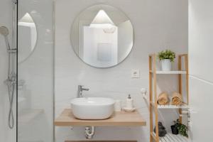 Escape Senator Pool and Wifi