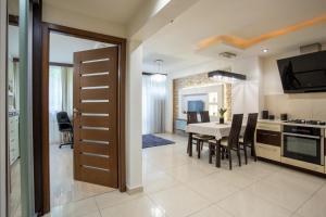 Urban Chic - One Bedroom Apartment -Luxury Warsaw Stays - Grzybowska 5