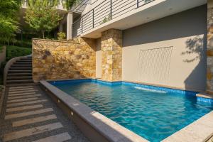 Vista Vieja, 6BR Luxury Villa with Pool & City Views