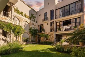 Vista Vieja, 6BR Luxury Villa with Pool & City Views