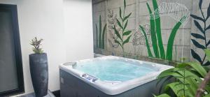 Z102 Studios, 4 Industrial Beach Condos w Pool!