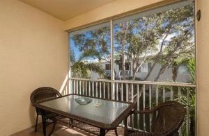 Salt Water Pool HOA 2bath2bed Close to Beaches