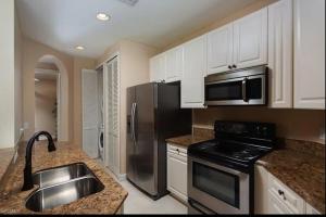 Salt Water Pool HOA 2bath2bed Close to Beaches