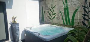 Z102 Studios, 4 Industrial Beach Condos w Pool!