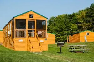 Plymouth Rock Camping Resort Rustic Cabin - Cascade
