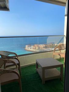 Wide Seaview 3-Bedroom Apartment