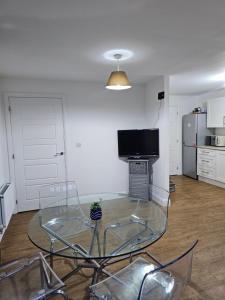 Luxury Kingsize Bedroom with Dedicated Toilet- Central Dartford