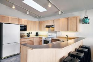 Oceanfront Views! Hot Tub! Starlit Shores